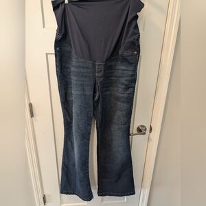 Sofia Vergara, size 18 flare leg maternity jeans